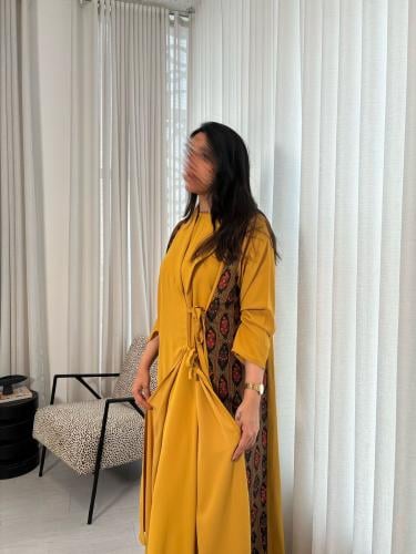 فستان اورنج فاتح تحت العباية