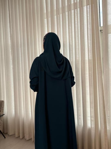 عباية قصة كلوش نوع القماش كريب لون كحلي مع لمسات م...