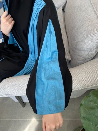 عباية قصة كلوش نوع القماش كريب مع طباعة من الخلف ل...