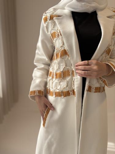 عباية جوخ بتصميم بليزر وقصة مميّزة على الصدر