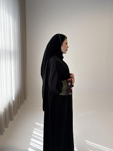 عباية كلوش كريب مزخرفة على الظهر