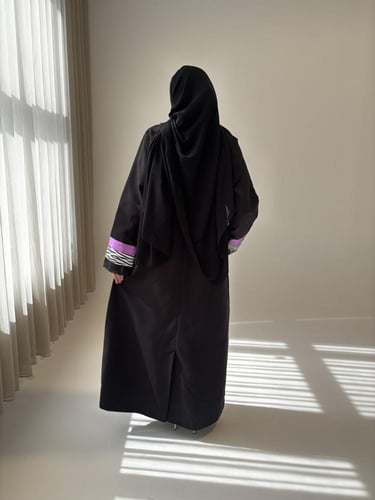 عباية بليزر من الجوخ بتفاصيل جلد بنفسجي ونقشة زيبر...