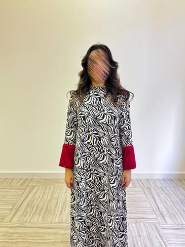 جلابية قصة كلوش أبيض وأسود بأكمام حمراء