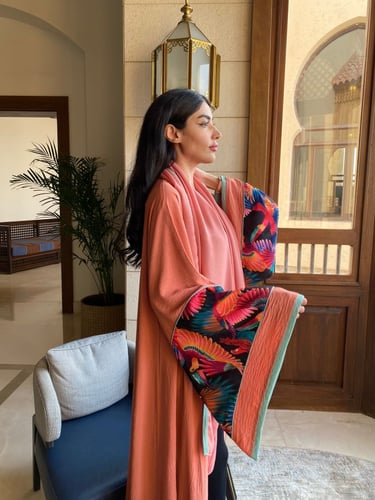 عباية كريب كلوش ملونة بتصميم أكمام طيور