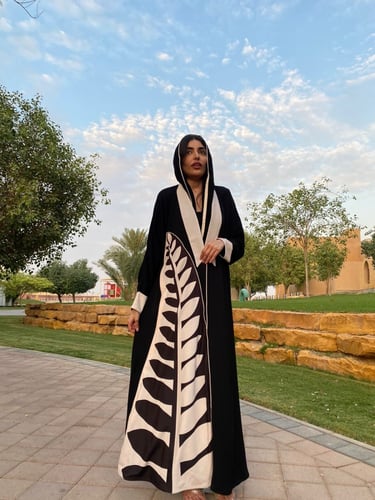 عباية كلوش كريب بخطوط أنيقة