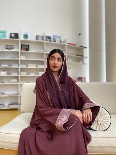 عباية نص بشت وممكن تتنفذ بالون الاسود