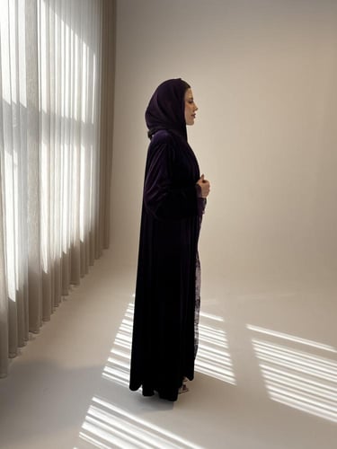 عباية كلوش مخمل بنفسجي مع أطراف دانتيل