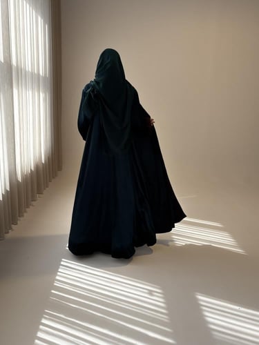 عباية كلوش مخمل تركواز بـ أطراف دانتيل أسود