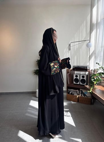 عباية سوداء كلوش كريب فخمة مع نقوش على الأكمام