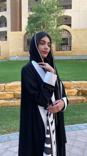 عباية كلوش كريب بخطوط أنيقة