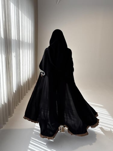 عباية كلوش كريب بأكمام كلوش أنثوية