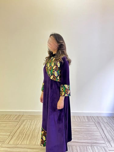 جلابيه مخمل أرجواني مع تطريز وترتر