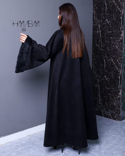 عباية سوداء شتوية شامواه كلوش مع فرو وتطريزات