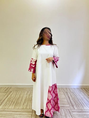 جلابية قصة كلوش مع طبقات جانبية من الرفلز