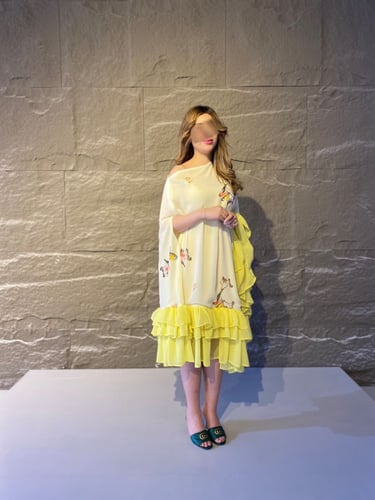 جلابية صفراء مكشكشة بنقوش زهرية