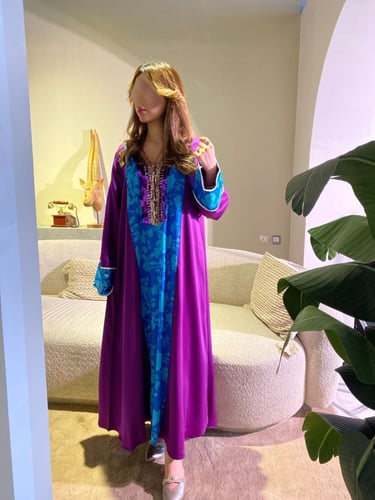 جلابية فاخرة بنقوش زهرية وتطريز يدوي