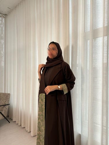 عباية كلوش كريب بنية بتطريز قماشي وياقة بليزر