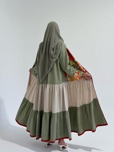 عباية قصة رفلز نوع القماش كريب مع قطعه مشجرة بترتر