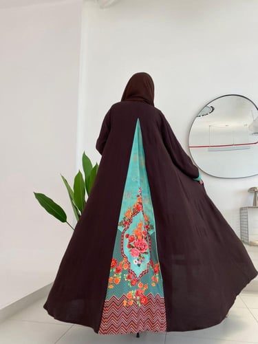 عباية كلوش كريب قصة ظهر مشجرة وأكمام بأطراف ملونة