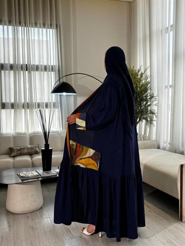 عباية قصة كلوش نوع القماش كريب مع طبقة رفلز