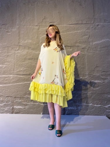 جلابية صفراء مكشكشة بنقوش زهرية