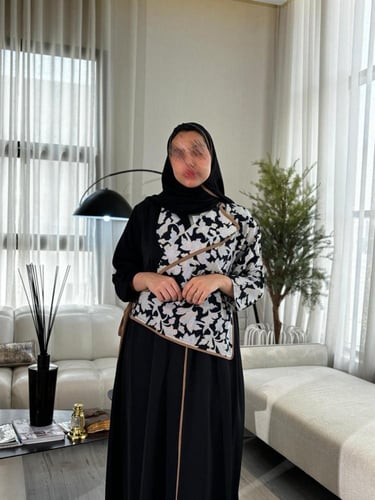 عباية قصة كلوش أسود كريب مع ورد أبيض أنيق