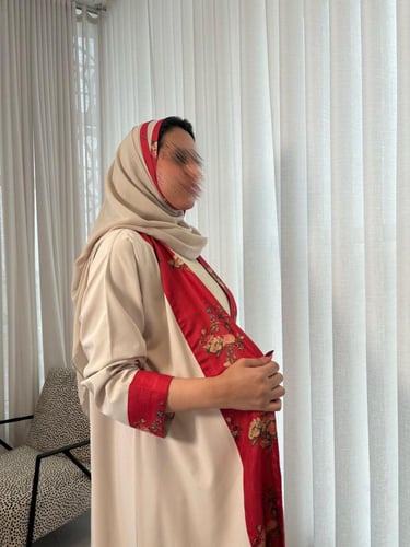 عباية كلوش كريب مع تفاصيل حمراء ونقوش زهرية