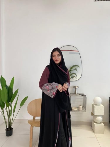 عباية كلوش كريب بأكمام ملونة نصفها مشجرة