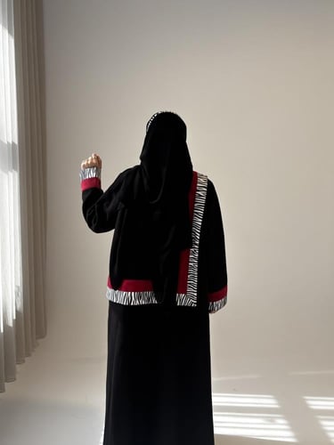 عباية شتوية قصة كلوش من شاموا مزينة بخطوط جلدية