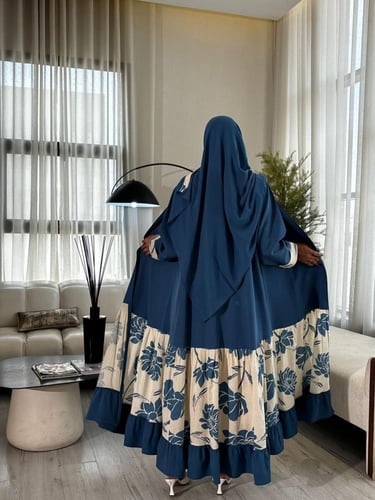 عباية كلوش كريب باللون الأزرق مع طبقة رفلز من النن