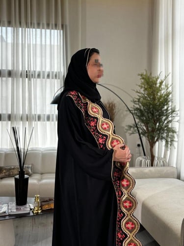 عباية سوداء كلوش كريب عملية مع تطريز أنيق