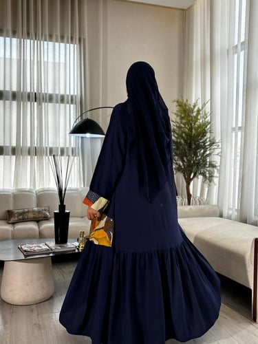 عباية قصة كلوش نوع القماش كريب مع طبقة رفلز