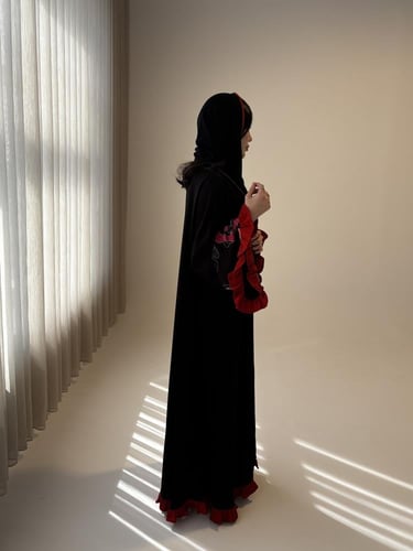 عباية كلوش كريب بطباعة ورد أنيقة