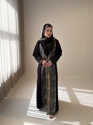 عباية قصة بليزر من الأمام بلون أسود جوخ