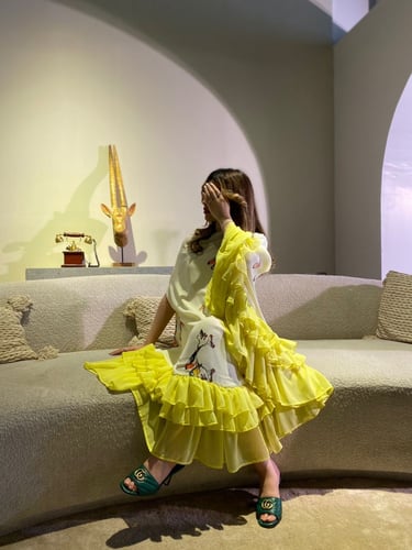 جلابية صفراء مكشكشة بنقوش زهرية