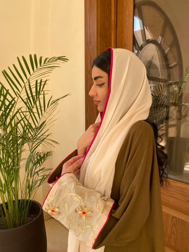 عباية كريب كلوش جملي بنقشة على الأكمام