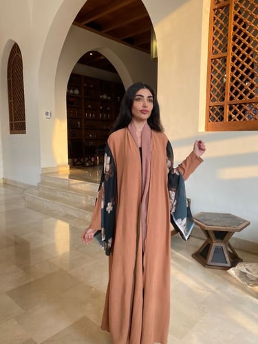 عباية كلوش كريب ملونة بأكمام واسعة مشجرة