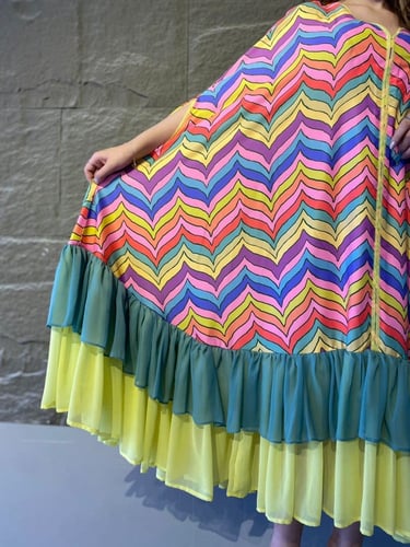 جلابية صيفية بألوان صافية وكشكش