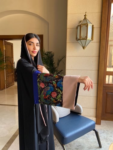 عباية كريب نص بشت بأكمام مشجرة