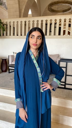 عباية كلوش كريب قصة ظهر ولياقة وأكمام مشجرة