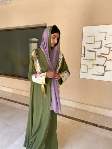 عباية كريب كلوش بتصميم بليزر زيتي بنقشة على الأكما...