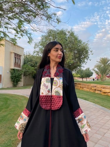 عباية كلوش كريب بلياقة وأكمام مشجرة