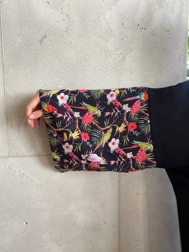 عباية قصة نص بشت الون اسود مع قماش مشجر ع الاكمام...