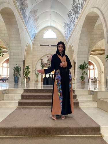 عباية كريب كلوش بنقشة على الجنب واللياقة الأكمام