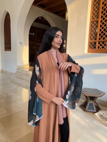 عباية كلوش كريب ملونة بأكمام واسعة مشجرة