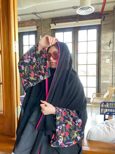 عباية قصة نص بشت الون اسود مع قماش مشجر ع الاكمام...