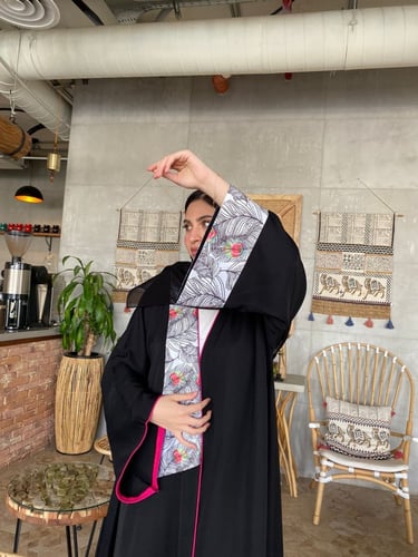 نوع القماش كريب قصة كلوش مع إضافة قيطان فوشي ع كام...