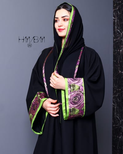 عباية كلوش كريب سوداء بأطراف مشجرة