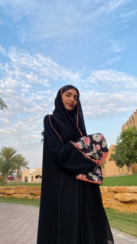 عباية كلوش كريب بلون أسود فاخر ذات أكمام مشجرة