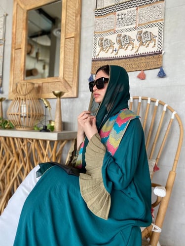 عباية قصة كلوش نوع القماش كريب